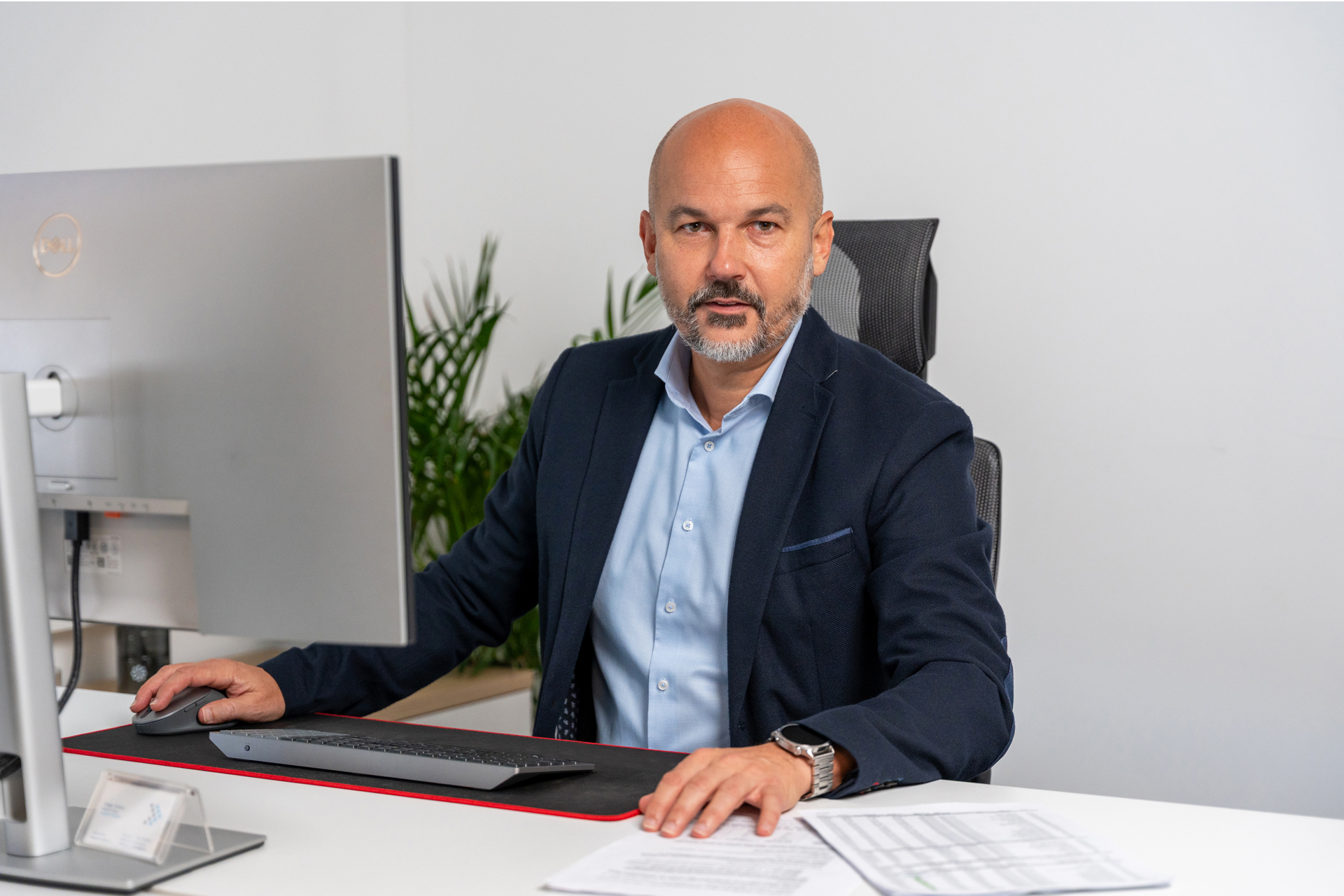 Gregor Gorenc v pisarni podjetja ANNI